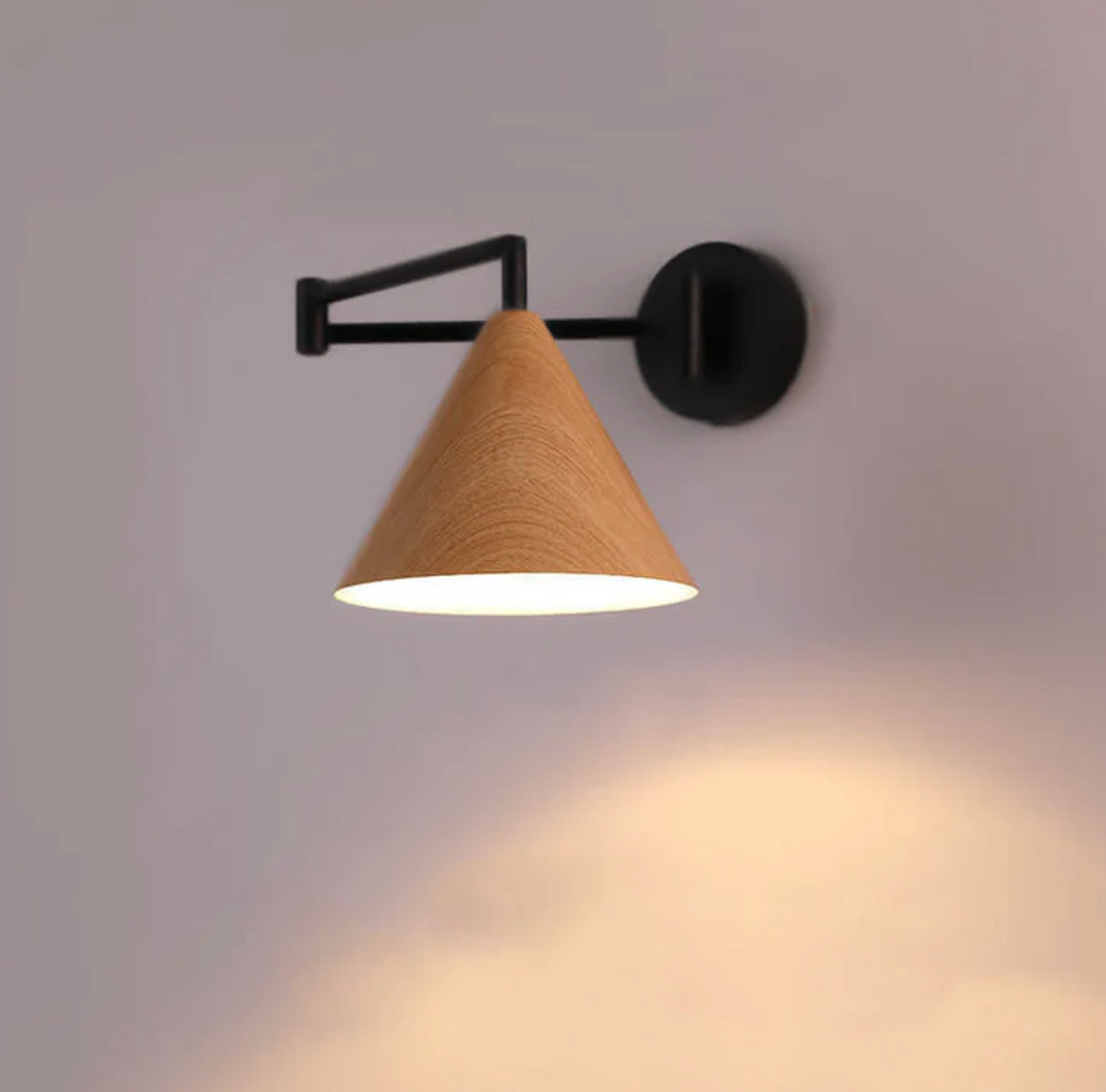 Nowoczesny kinkiet ścienny z drewnianym kloszem – minimalistyczna lampa ścienna