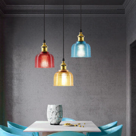 Lampa wisząca retro – szklany klosz w kolorze z mosiężnym wykończeniem