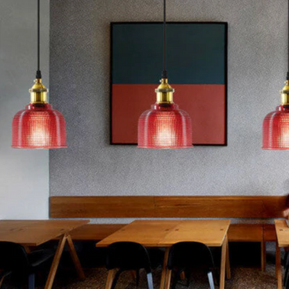 Lampa wisząca retro – szklany klosz w kolorze z mosiężnym wykończeniem