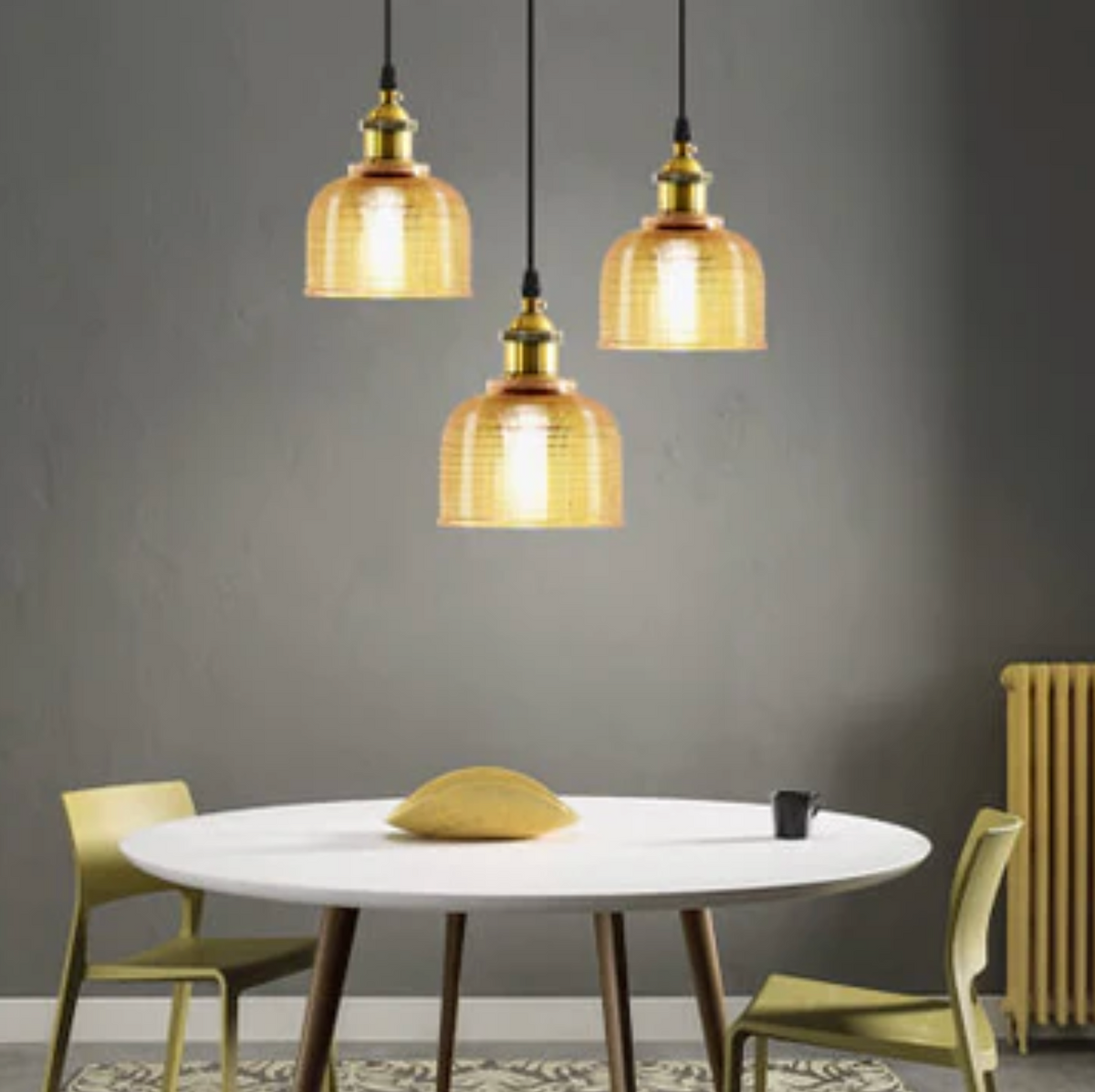 Lampa wisząca retro – szklany klosz w kolorze z mosiężnym wykończeniem