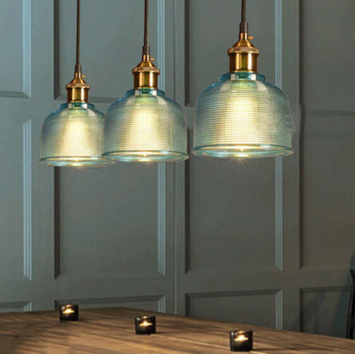 Lampa wisząca retro – szklany klosz w kolorze z mosiężnym wykończeniem