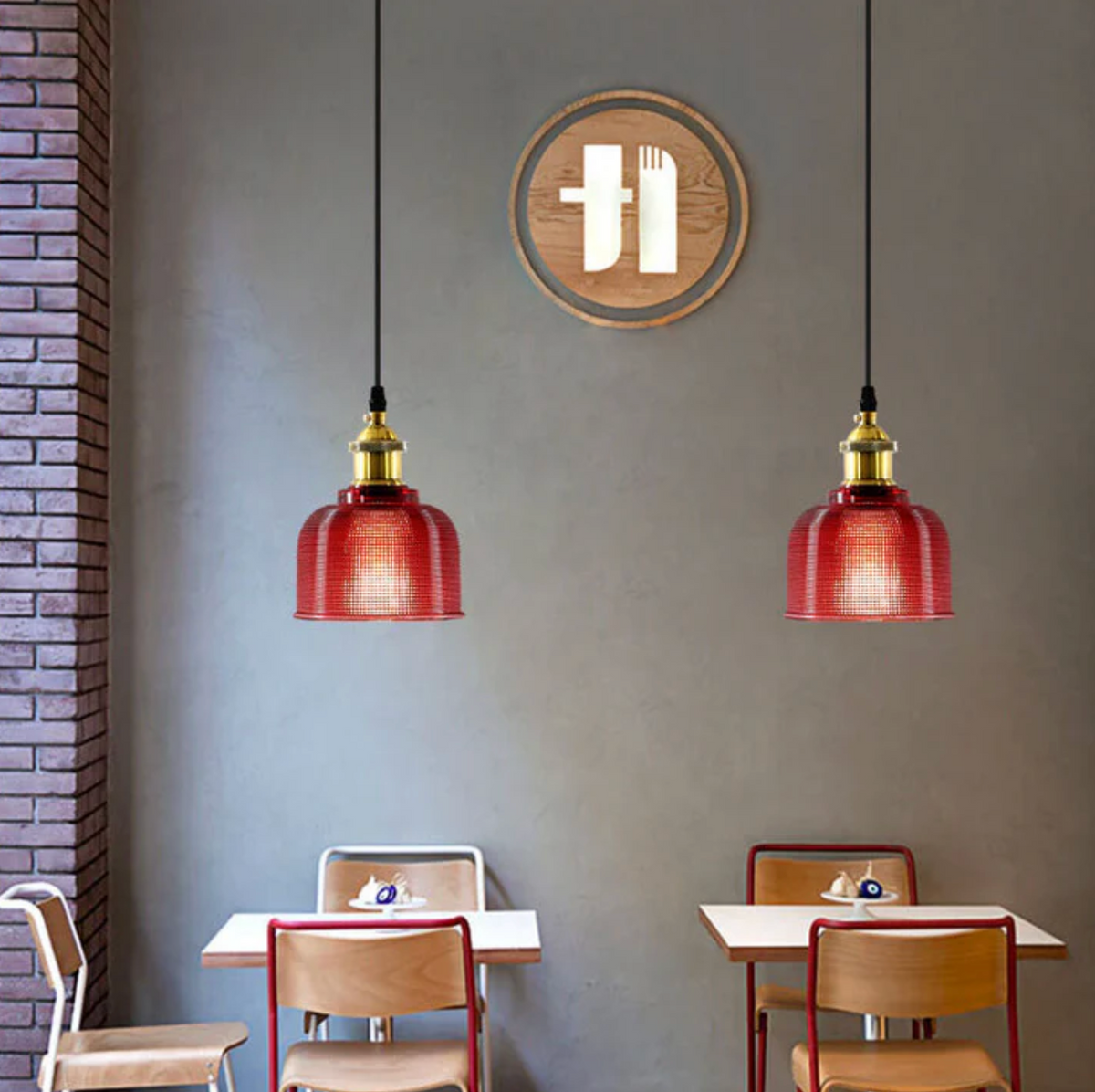 Lampa wisząca retro – szklany klosz w kolorze z mosiężnym wykończeniem