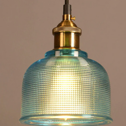 Lampa wisząca retro – szklany klosz w kolorze z mosiężnym wykończeniem