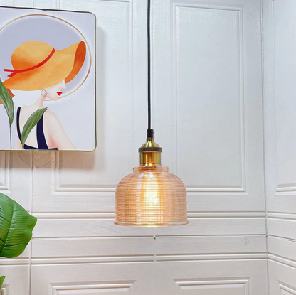 Lampa wisząca retro – szklany klosz w kolorze z mosiężnym wykończeniem