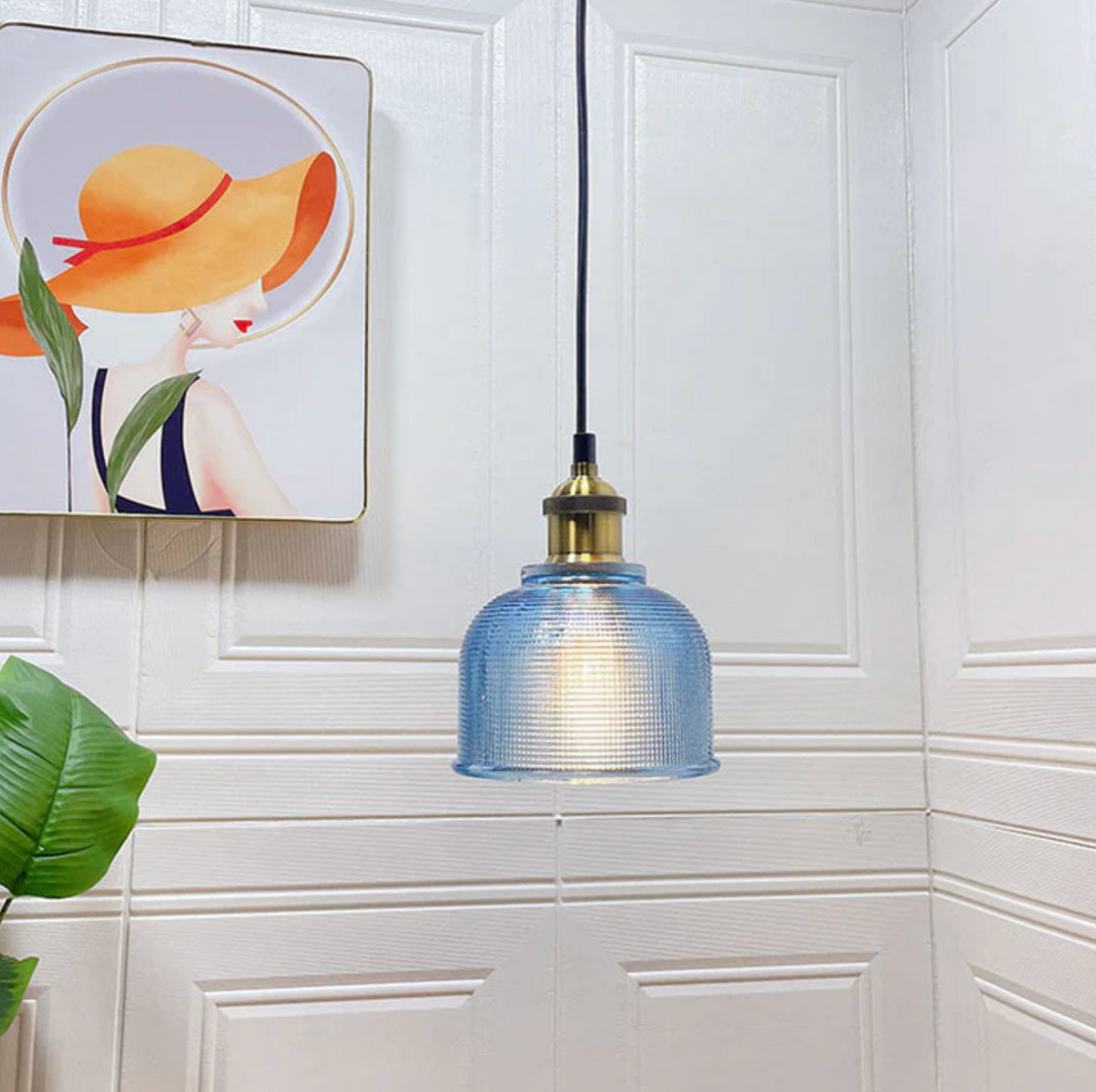 Lampa wisząca retro – szklany klosz w kolorze z mosiężnym wykończeniem