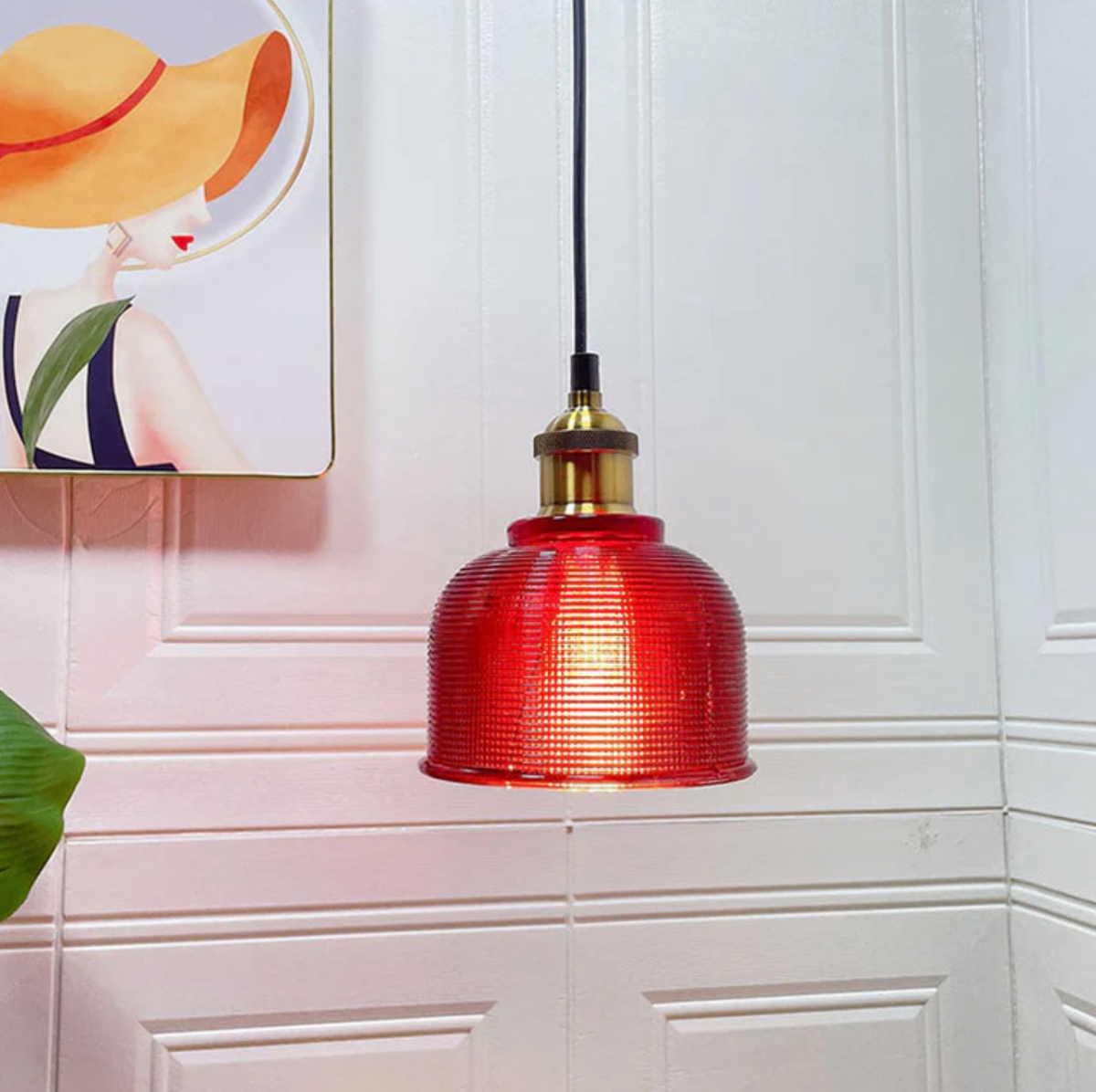 Lampa wisząca retro – szklany klosz w kolorze z mosiężnym wykończeniem