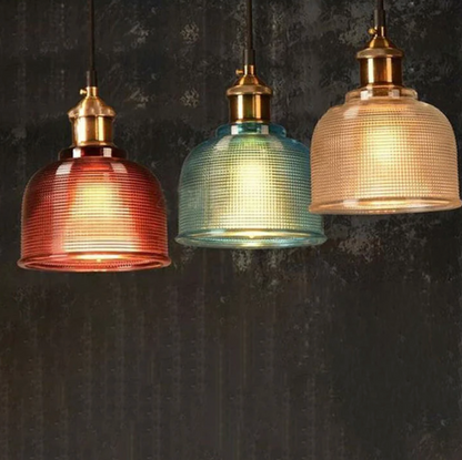 Lampa wisząca retro – szklany klosz w kolorze z mosiężnym wykończeniem