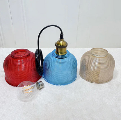 Lampa wisząca retro – szklany klosz w kolorze z mosiężnym wykończeniem