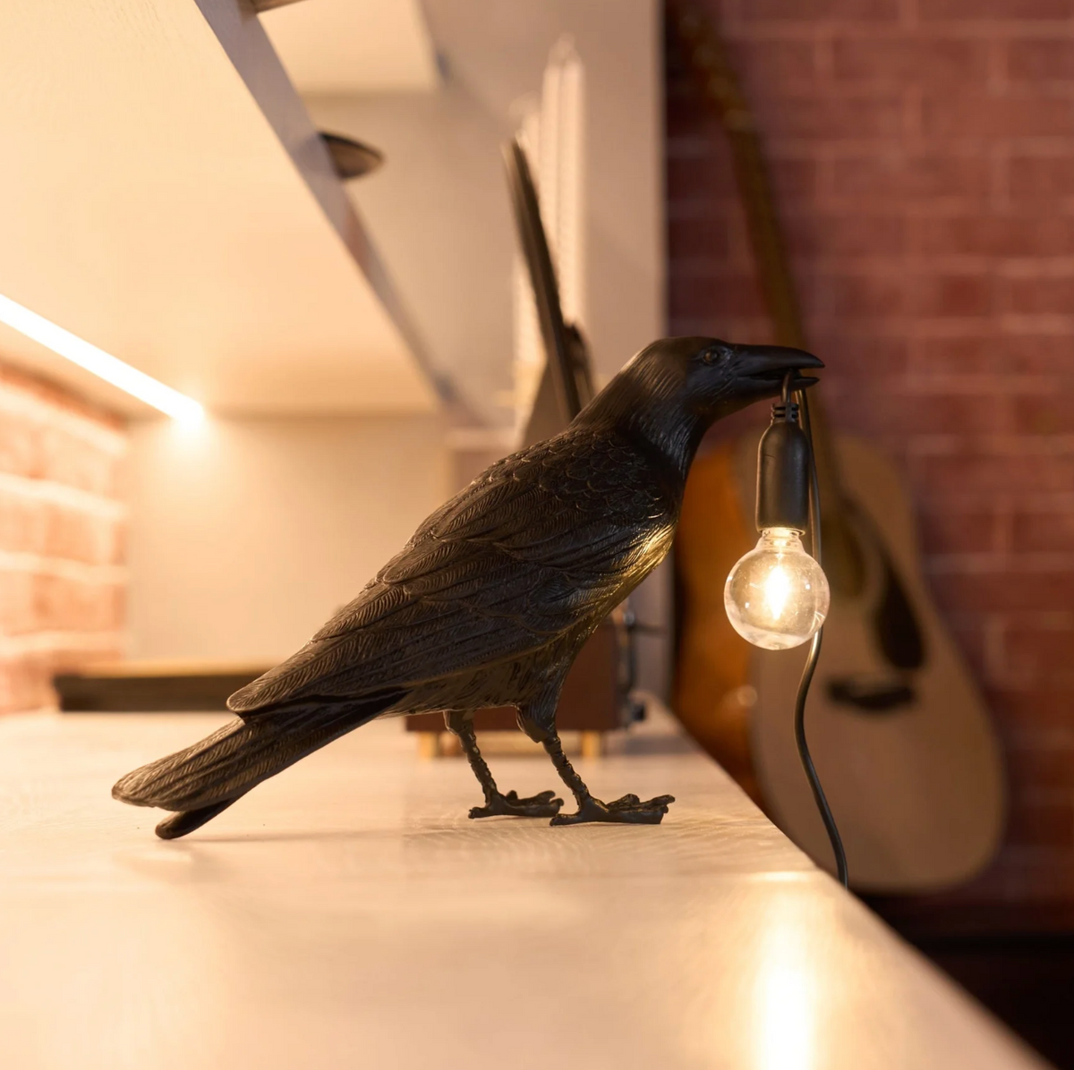 Lampa stołowa Kruk – nowoczesna dekoracja z żarówką