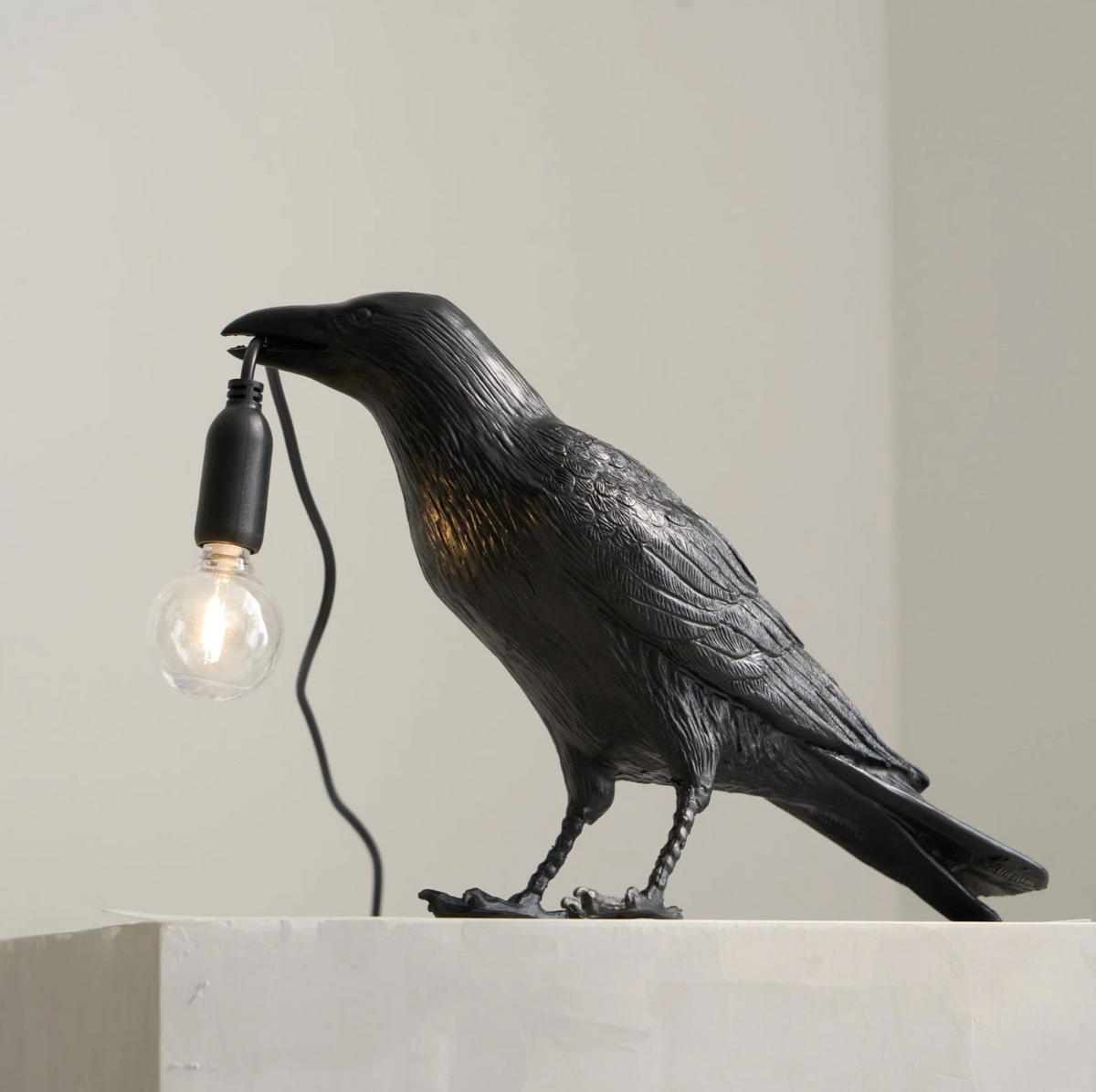 Lampa stołowa Kruk – nowoczesna dekoracja z żarówką