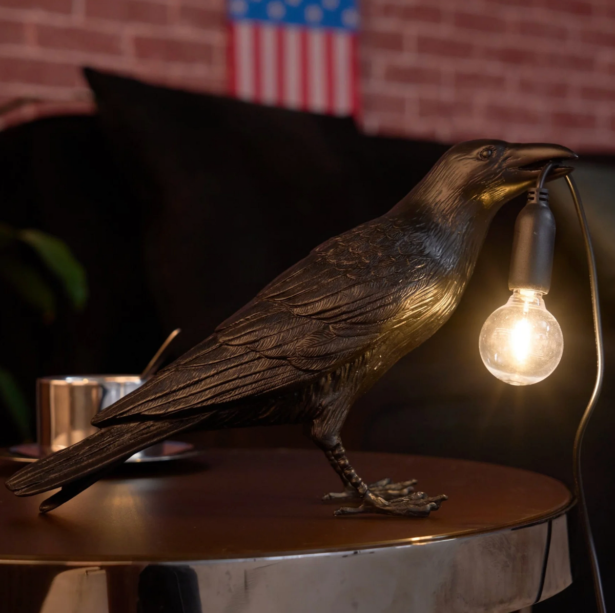 Lampa stołowa Kruk – nowoczesna dekoracja z żarówką