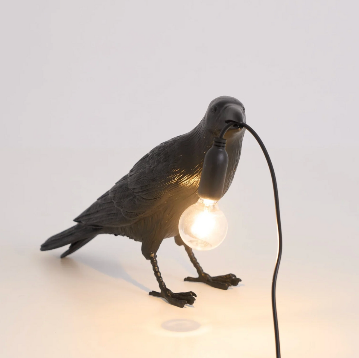 Lampa stołowa Kruk – nowoczesna dekoracja z żarówką