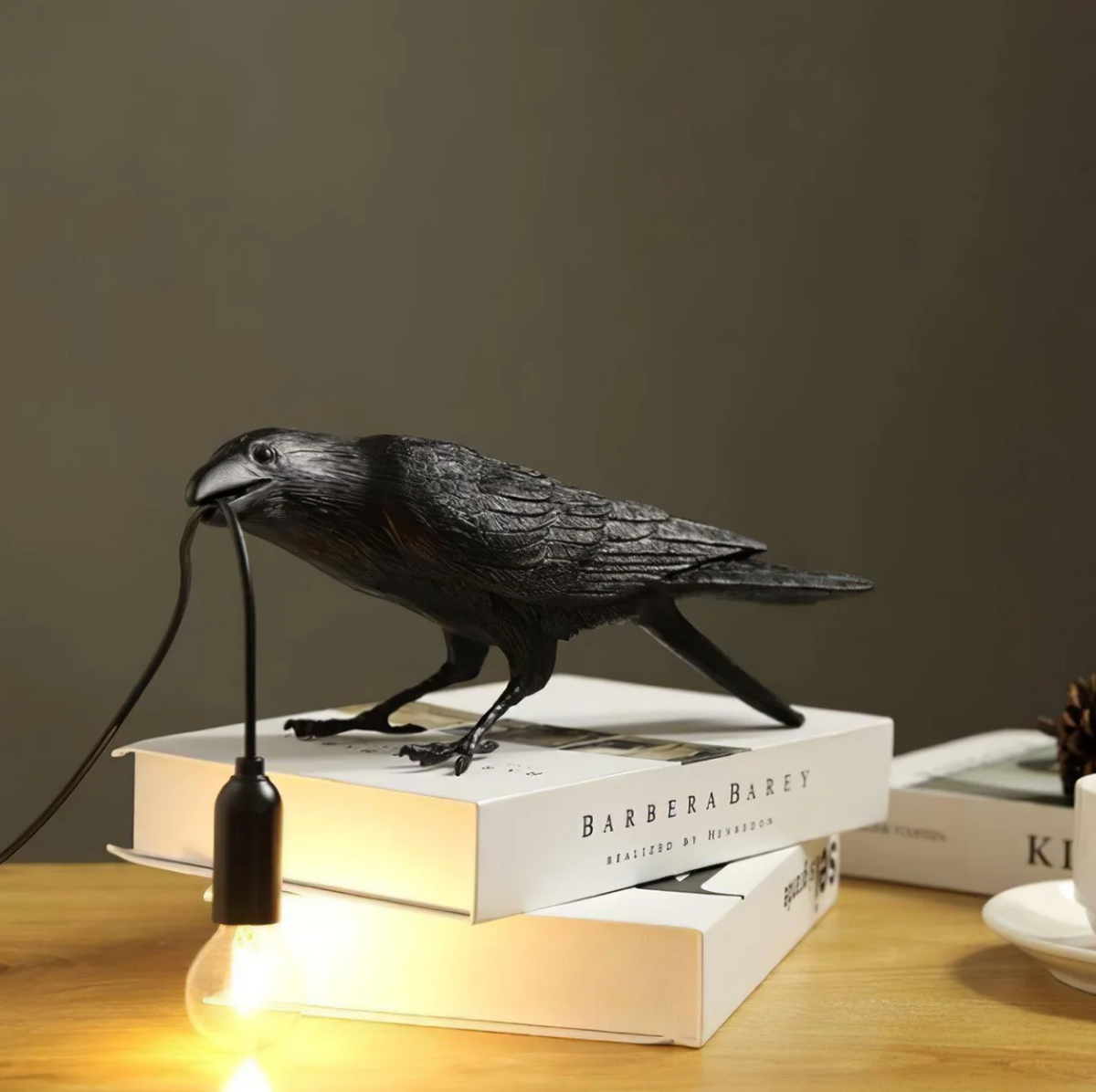 Lampa stołowa Kruk – nowoczesna dekoracja z żarówką