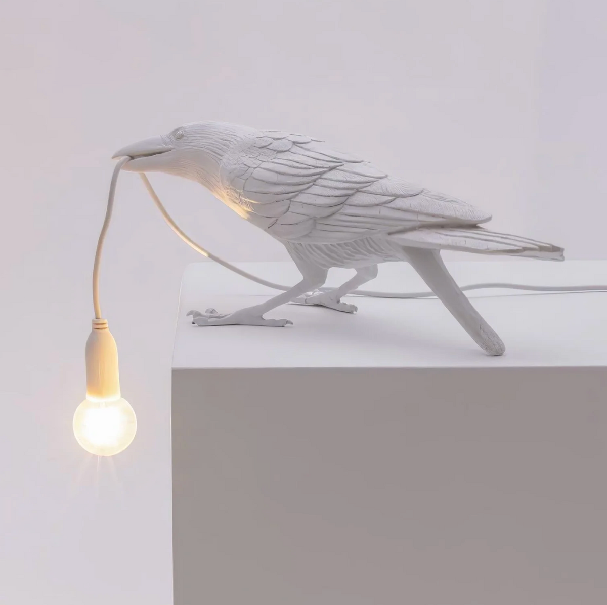 Lampa stołowa Kruk – nowoczesna dekoracja z żarówką