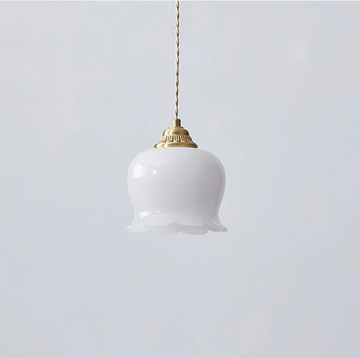 Lampa wisząca retro – szklany klosz w stylu vintage z metalową oprawą