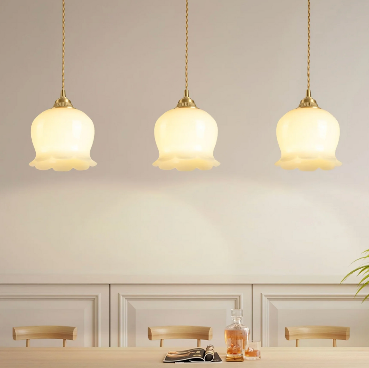 Lampa wisząca retro – szklany klosz w stylu vintage z metalową oprawą
