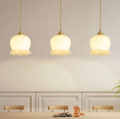 Lampa wisząca retro – szklany klosz w stylu vintage z metalową oprawą