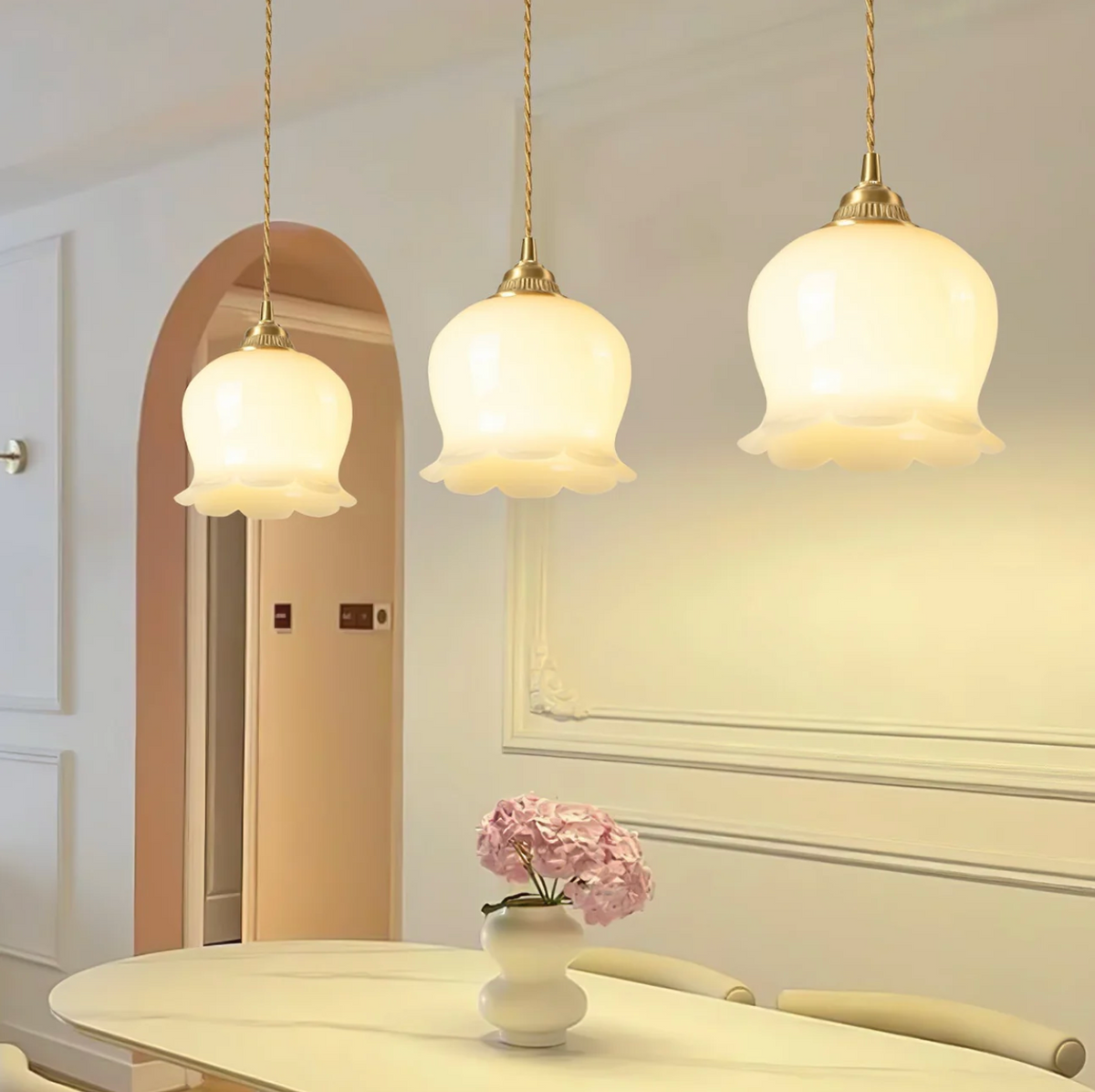 Lampa wisząca retro – szklany klosz w stylu vintage z metalową oprawą