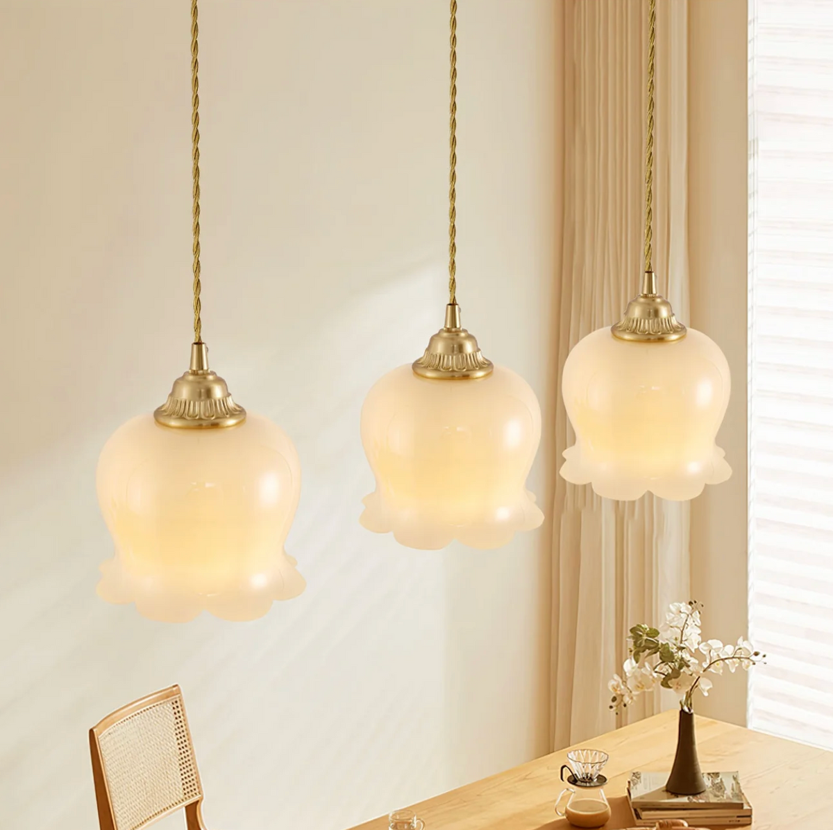 Lampa wisząca retro – szklany klosz w stylu vintage z metalową oprawą