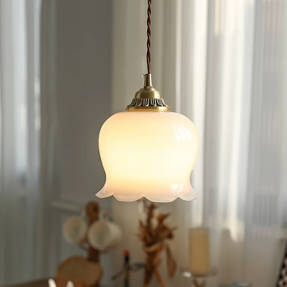 Lampa wisząca retro – szklany klosz w stylu vintage z metalową oprawą