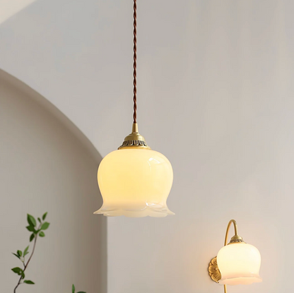 Lampa wisząca retro – szklany klosz w stylu vintage z metalową oprawą