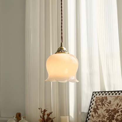 Lampa wisząca retro – szklany klosz w stylu vintage z metalową oprawą