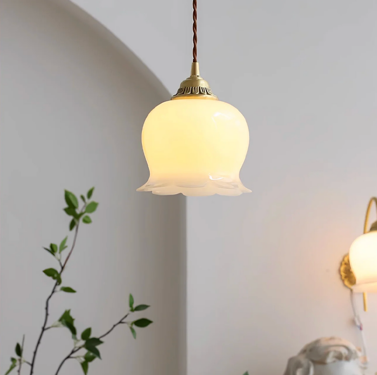 Lampa wisząca retro – szklany klosz w stylu vintage z metalową oprawą