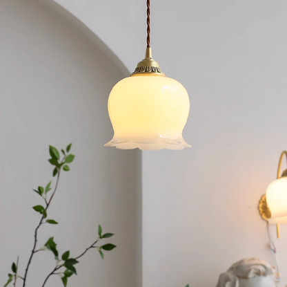 Lampa wisząca retro – szklany klosz w stylu vintage z metalową oprawą