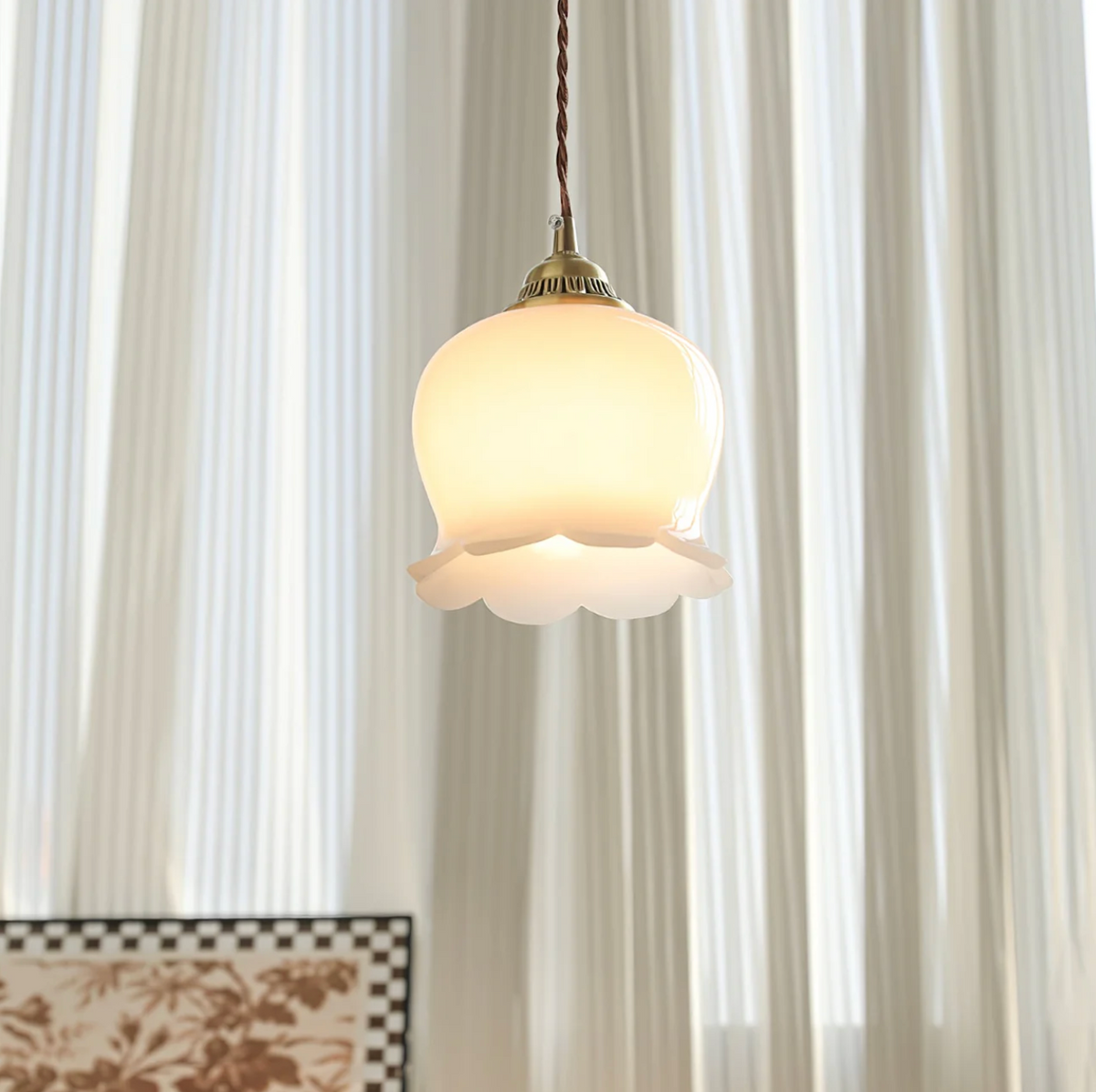 Lampa wisząca retro – szklany klosz w stylu vintage z metalową oprawą