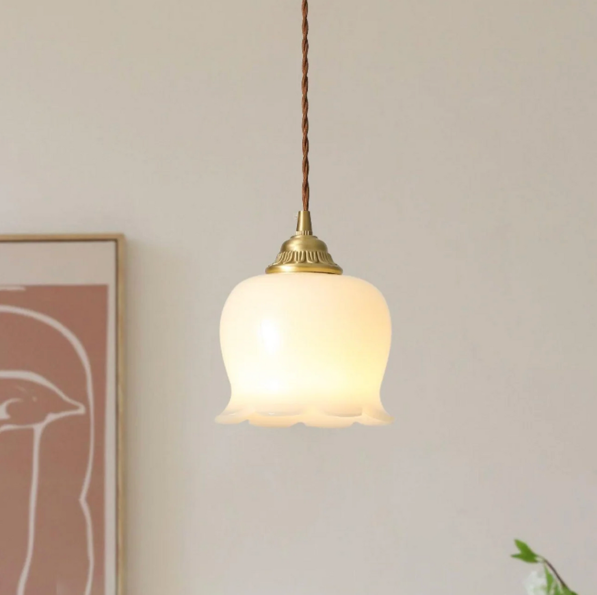 Lampa wisząca retro – szklany klosz w stylu vintage z metalową oprawą