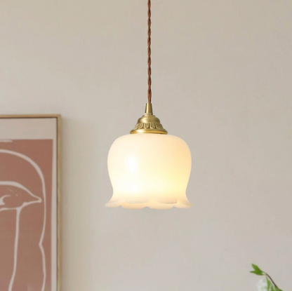 Lampa wisząca retro – szklany klosz w stylu vintage z metalową oprawą