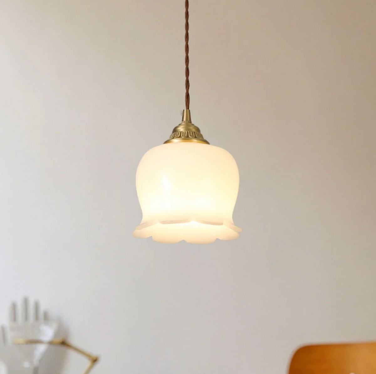 Lampa wisząca retro – szklany klosz w stylu vintage z metalową oprawą