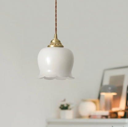 Lampa wisząca retro – szklany klosz w stylu vintage z metalową oprawą