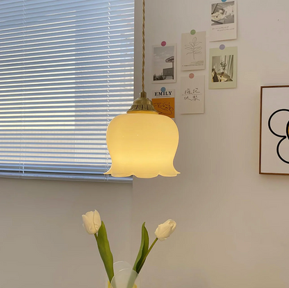 Lampa wisząca retro – szklany klosz w stylu vintage z metalową oprawą