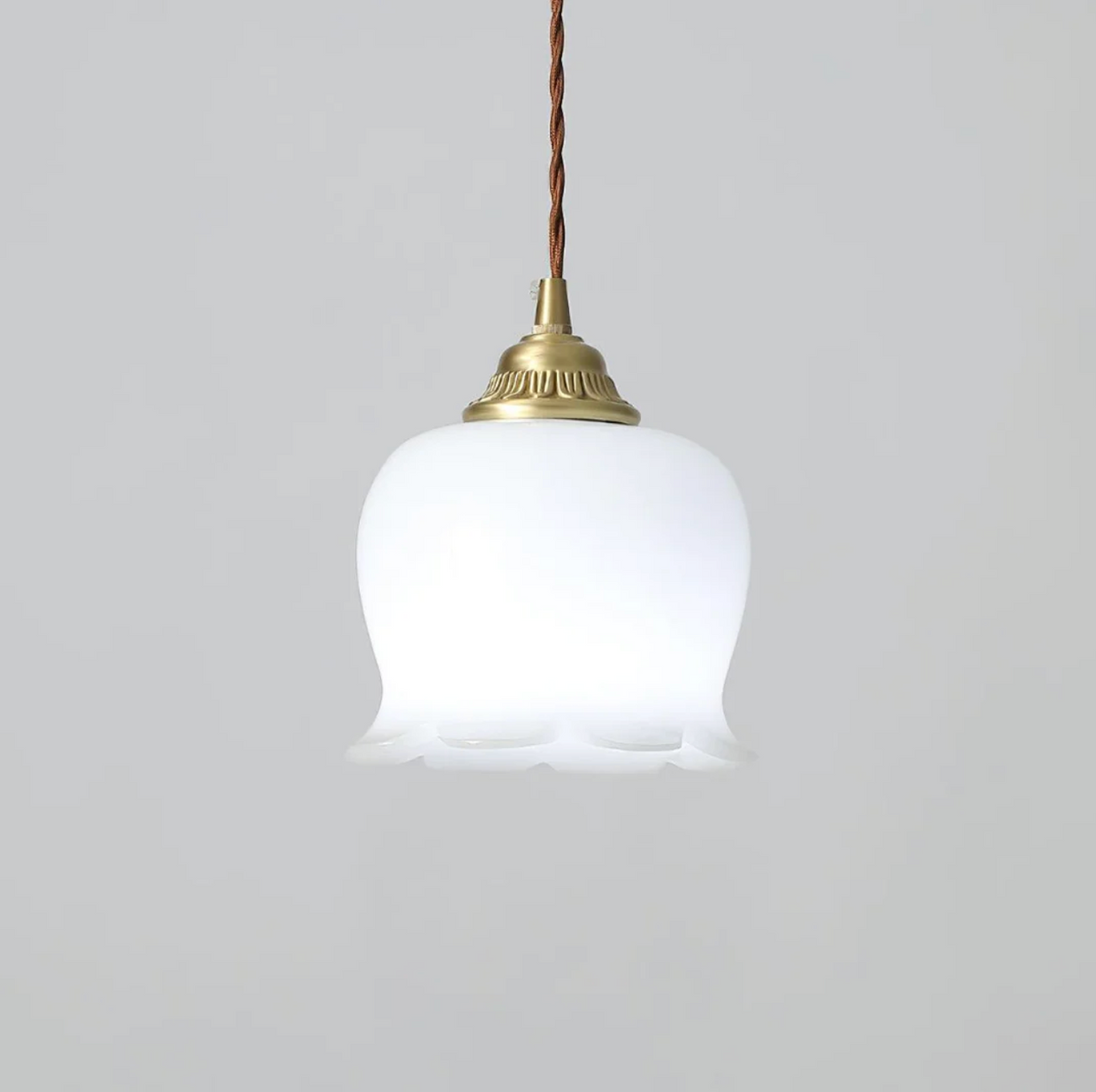 Lampa wisząca retro – szklany klosz w stylu vintage z metalową oprawą