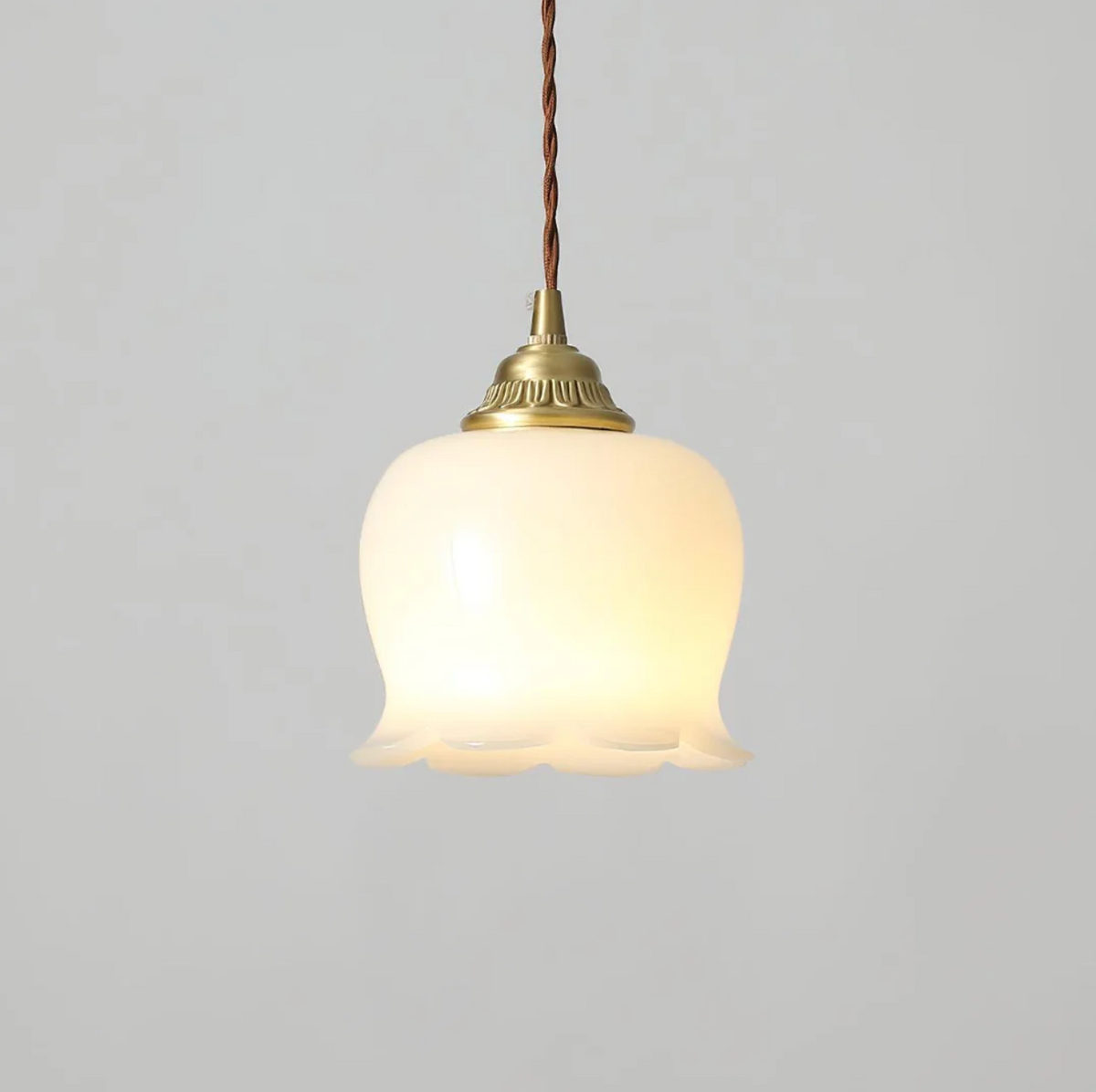 Lampa wisząca retro – szklany klosz w stylu vintage z metalową oprawą