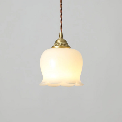 Lampa wisząca retro – szklany klosz w stylu vintage z metalową oprawą