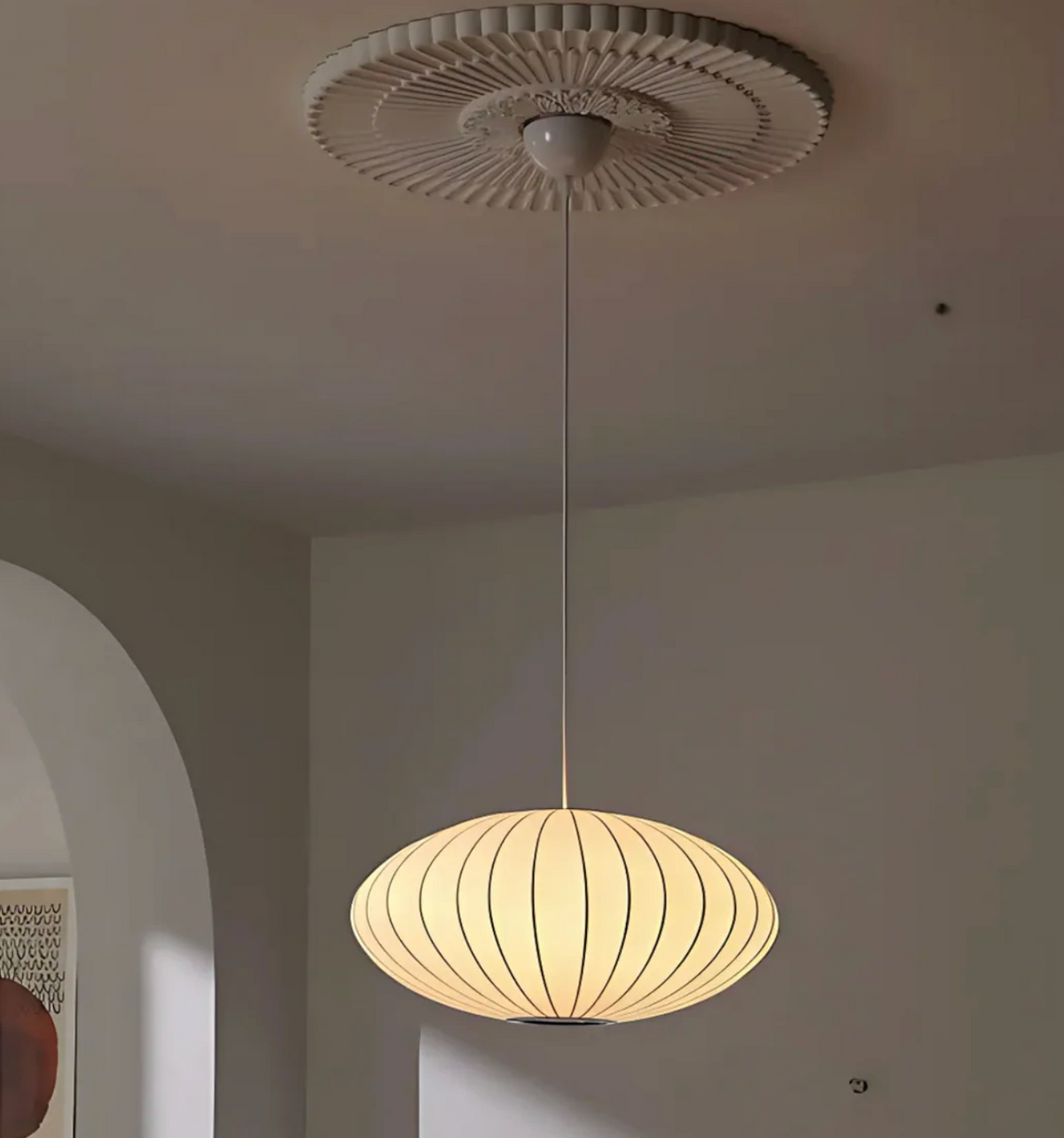 Lampa wisząca w stylu japandi – papierowy klosz orientalny do salonu i sypialni