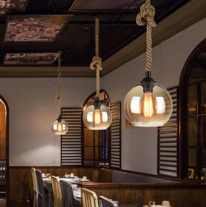 Lampa wisząca loft – szklany klosz kula na linie jutowej