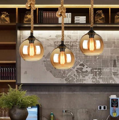 Lampa wisząca loft – szklany klosz kula na linie jutowej