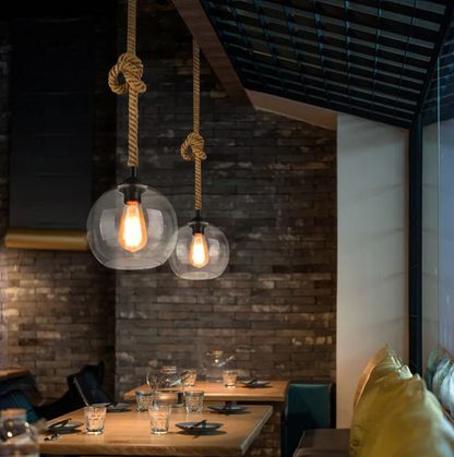 Lampa wisząca loft – szklany klosz kula na linie jutowej