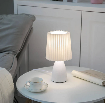 Klasyczna lampa stołowa z plisowanym abażurem w stylu Bauhaus