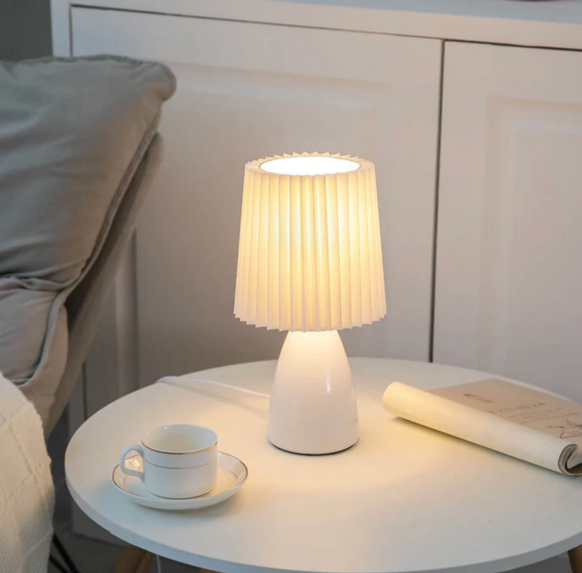 Klasyczna lampa stołowa z plisowanym abażurem w stylu Bauhaus