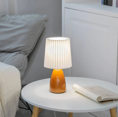 Klasyczna lampa stołowa z plisowanym abażurem w stylu Bauhaus