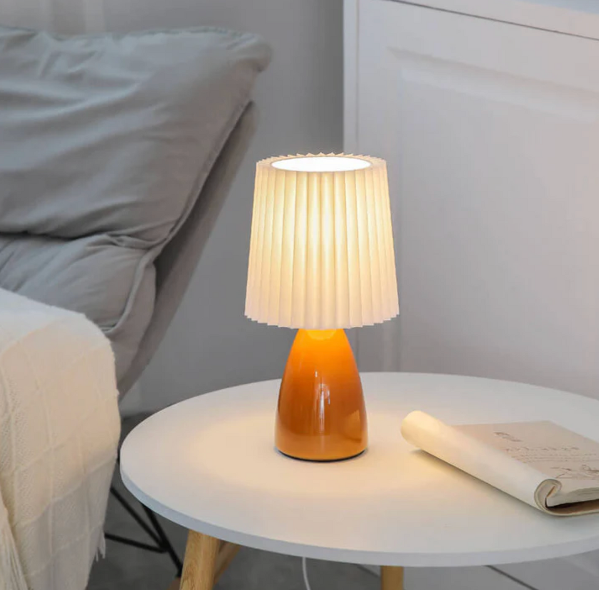 Klasyczna lampa stołowa z plisowanym abażurem w stylu Bauhaus