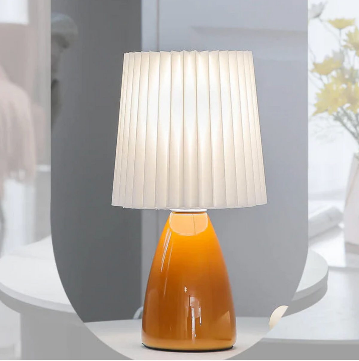 Klasyczna lampa stołowa z plisowanym abażurem w stylu Bauhaus