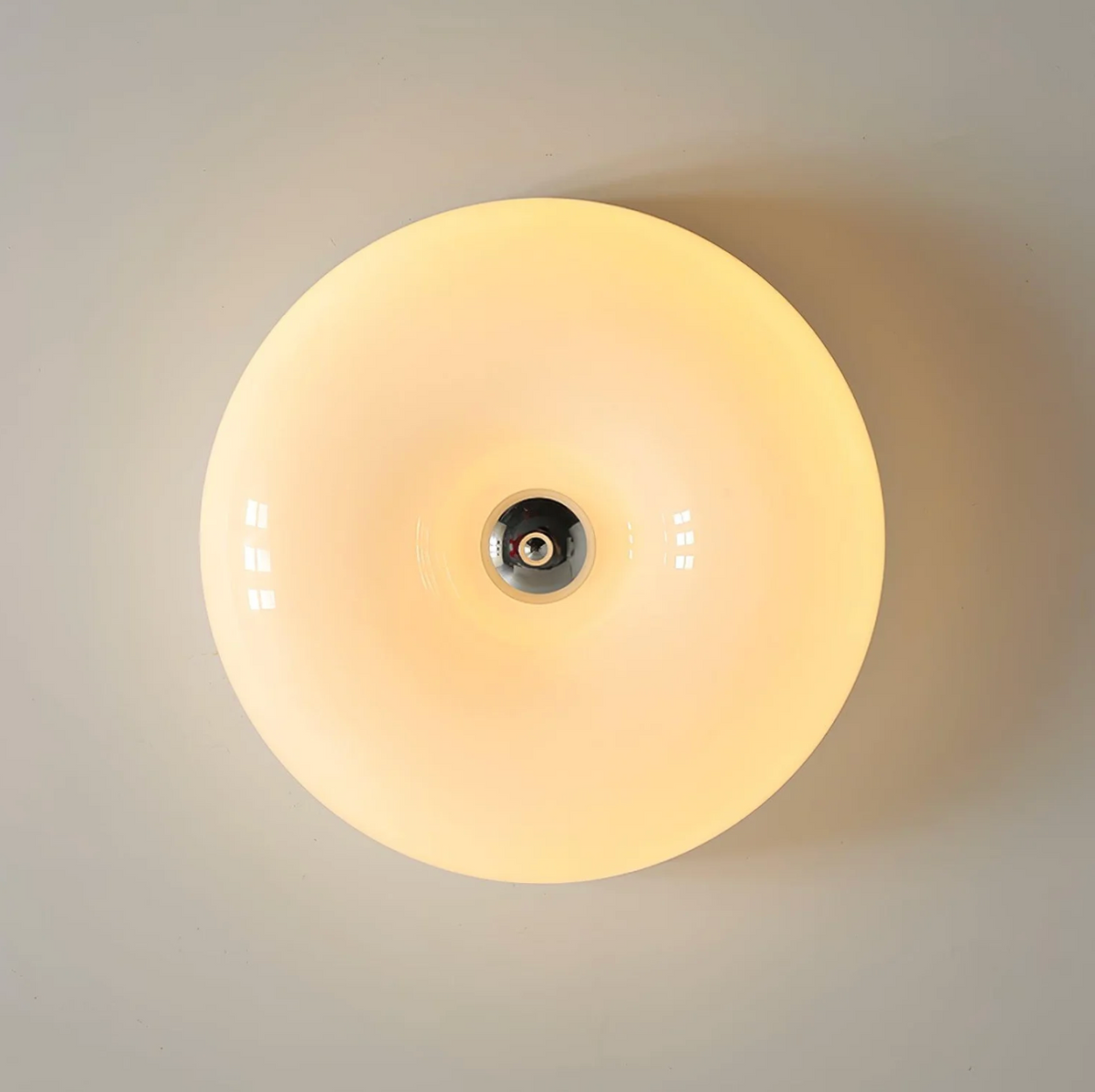 Nowoczesny plafon sufitowy – minimalistyczna lampa w połysku