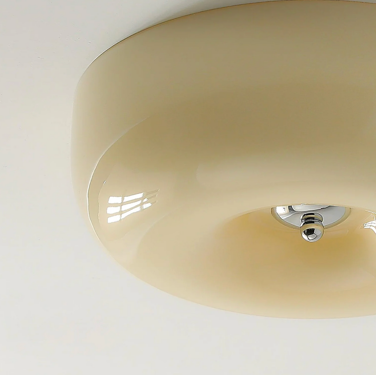 Nowoczesny plafon sufitowy – minimalistyczna lampa w połysku