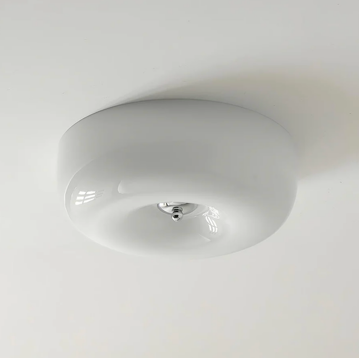 Nowoczesny plafon sufitowy – minimalistyczna lampa w połysku