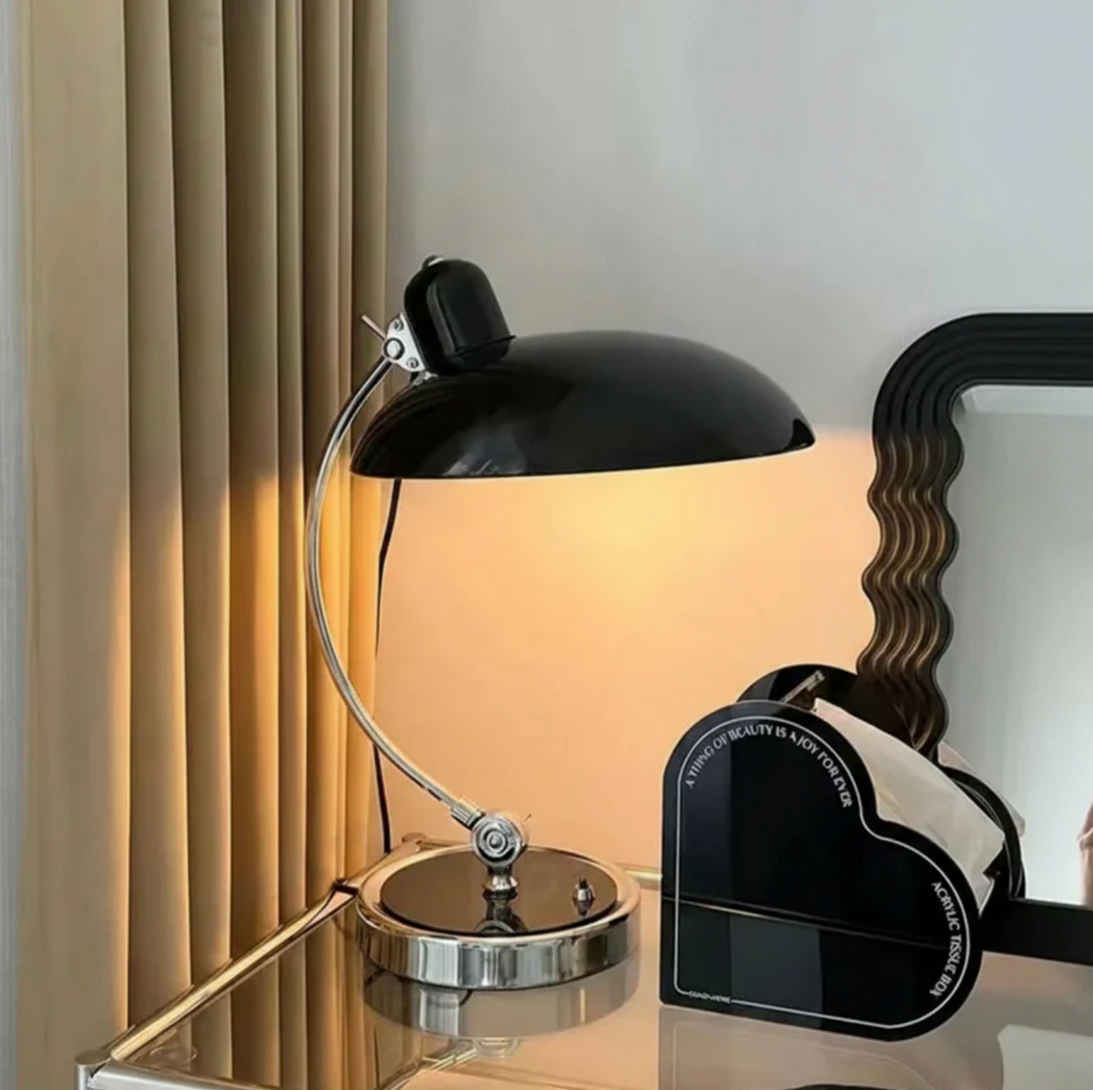 Designerska lampa biurkowa retro – metalowa z chromowaną podstawą